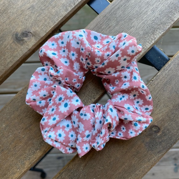 Francesca's Collections Accessories - Pink floral francesca’s scrunchie